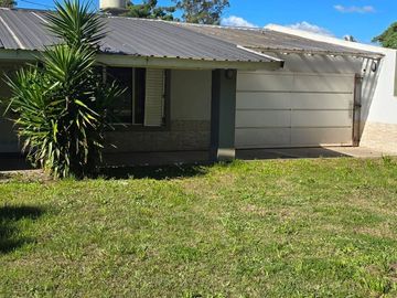 VENTA CASA 5 AMB DOMSELAAR  SOBRE LOTE 1400 MTS
