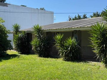 VENTA CASA 5 AMB DOMSELAAR  SOBRE LOTE 1400 MTS