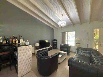 VENTA CASA 5 AMB DOMSELAAR  SOBRE LOTE 1400 MTS