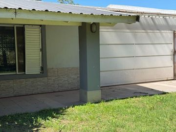 VENTA CASA 5 AMB DOMSELAAR  SOBRE LOTE 1400 MTS