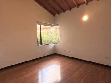 HERMOSA CASA DE UN NIVEL EN RENTA , RETIRO / ANT