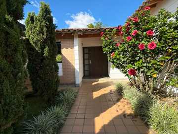 HERMOSA CASA DE UN NIVEL EN RENTA , RETIRO / ANT