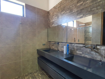 EXCLUSIVA CASA EN VENTA EN LLANOGRANDE