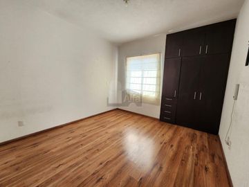 Casa en Renta en Toluca, a 15 min del aeropuerto y frente a parque industrial Toluca 2000