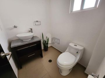 Casa en Renta en Toluca, a 15 min del aeropuerto y frente a parque industrial Toluca 2000