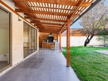 Arrienda cómoda casa de 2 pisos, con piscina y 3 estacionamientos