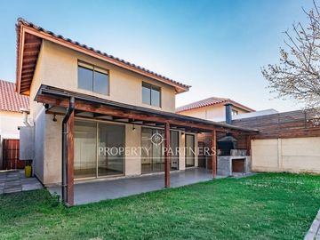 Arrienda cómoda casa de 2 pisos, con piscina y 3 estacionamientos