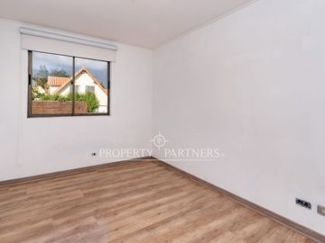 Arrienda cómoda casa de 2 pisos, con piscina y 3 estacionamientos