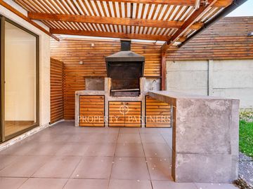 Arrienda cómoda casa de 2 pisos, con piscina y 3 estacionamientos