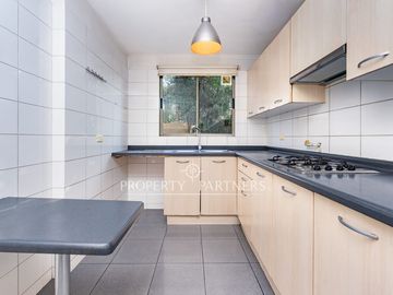 Arrienda cómoda casa de 2 pisos, con piscina y 3 estacionamientos