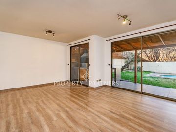 Arrienda cómoda casa de 2 pisos, con piscina y 3 estacionamientos