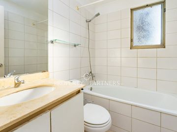 Arrienda cómoda casa de 2 pisos, con piscina y 3 estacionamientos