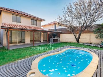 Arrienda cómoda casa de 2 pisos, con piscina y 3 estacionamientos
