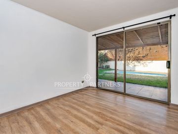 Arrienda cómoda casa de 2 pisos, con piscina y 3 estacionamientos