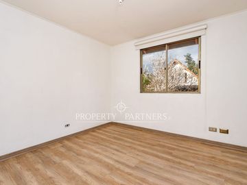 Arrienda cómoda casa de 2 pisos, con piscina y 3 estacionamientos