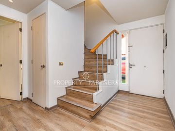 Arrienda cómoda casa de 2 pisos, con piscina y 3 estacionamientos