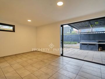 Casa totalmente remodelada, en sector privilegiado y residencial de Vitacura.