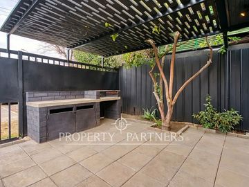 Casa totalmente remodelada, en sector privilegiado y residencial de Vitacura.