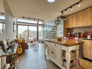 Espectacular y moderno dúplex vista Norte de 1D 2B en ubicación privilegiada, Av Las Condes