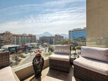 Espectacular y moderno dúplex vista Norte de 1D 2B en ubicación privilegiada, Av Las Condes
