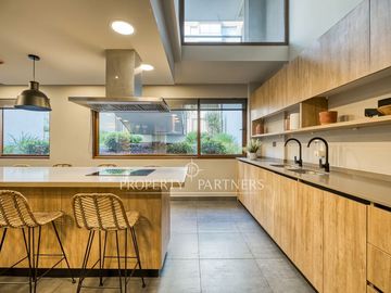 Espectacular y moderno dúplex vista Norte de 1D 2B en ubicación privilegiada, Av Las Condes