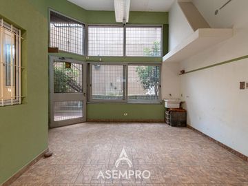Casa con deposito en Villa del Parque