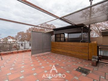 Casa con deposito en Villa del Parque