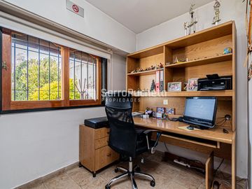 Venta casa 4 ambientes con parque y parrilla en Haedo Sur.