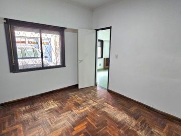 En Alquiler | Hermosa Casa con 2 Dormitorios, Patio y Entrada para 1 Auto en Barrio La Perlita, Moreno