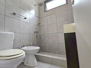 En Alquiler | Hermosa Casa con 2 Dormitorios, Patio y Entrada para 1 Auto en Barrio La Perlita, Moreno