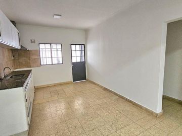 En Alquiler | Hermosa Casa con 2 Dormitorios, Patio y Entrada para 1 Auto en Barrio La Perlita, Moreno