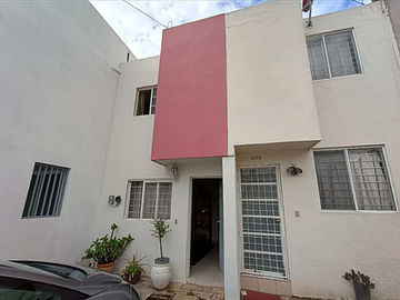 EN VENTA CASA COL. LA ESTANCIA, A DOS CUADRAS DEL PARQUE METROPOLITANO