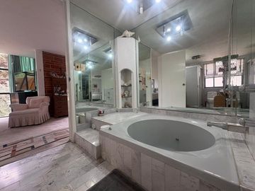 Exclusiva Residencia con Vista a la Cañada en Cerrada con Seguridad Privada