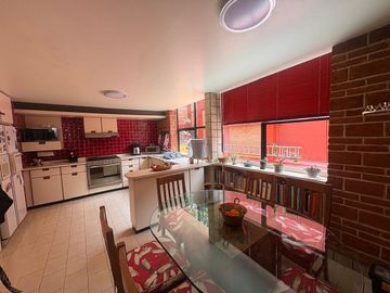 Exclusiva Residencia con Vista a la Cañada en Cerrada con Seguridad Privada