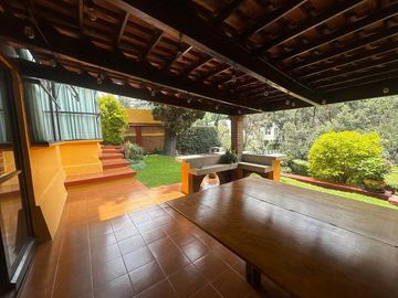 Exclusiva Residencia con Vista a la Cañada en Cerrada con Seguridad Privada