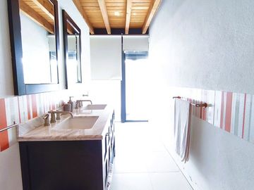 CASA EN VENTA CON VISTA AL LAGO EN VALLE DE BRAVO