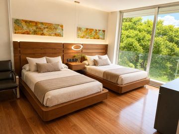 Exclusiva Residencia Frente al Campo del Golf en Bosque Real