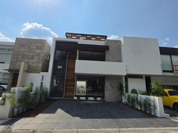 Casa en venta en Rincón de la Montaña con áreas verdes en fraccionamiento privado