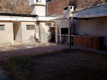 VENTA CASA 2 PLANTAS + 2 DPTOS  IDEAL P/ALQUILER