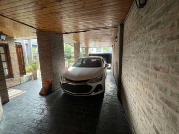 VENTA CASA 4 AMB- C/ COCHERA Y JARDIN- MORENO