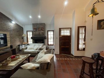 VENTA CASA 4 AMB- C/ COCHERA Y JARDIN- MORENO
