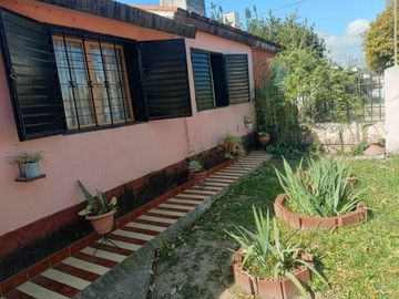 VENTA DE CASA BARRIO LAS LILAS 3 DORMITORIOS