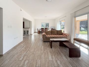 Casa 4 Amb Suite Pileta Parque de 2000m²  Lujan