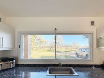 Casa 4 Amb Suite Pileta Parque de 2000m²  Lujan