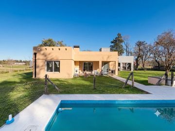 Casa 4 Amb Suite Pileta Parque de 2000m²  Lujan