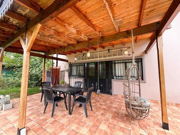 CASA EN VENTA EN LA REJA CON PILETA Y PARQUE