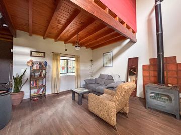 CASA EN VENTA EN LA REJA CON PILETA Y PARQUE