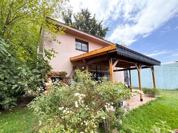 CASA EN VENTA EN LA REJA CON PILETA Y PARQUE