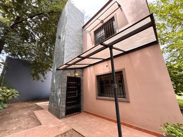 CASA EN VENTA EN LA REJA CON PILETA Y PARQUE