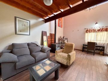 CASA EN VENTA EN LA REJA CON PILETA Y PARQUE